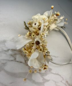 Haarschleife aus Trockenblumen