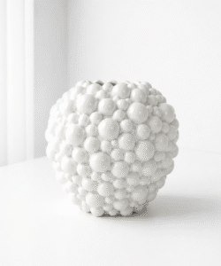 Weisse Keramikvase mit glänzendem Blasenmuster.