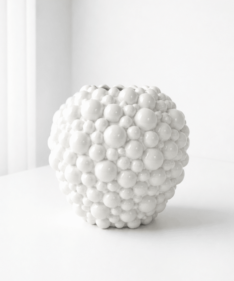 Weisse Keramikvase mit glänzendem Blasenmuster.