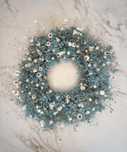 Trockenblumenkranz aus Blumen in Hellblau und Weiss.