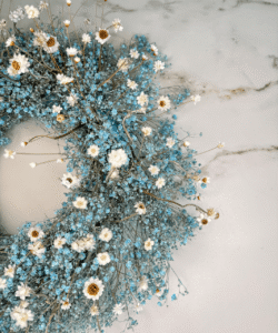 Trockenblumenkranz aus Blumen in Hellblau und Weiss.