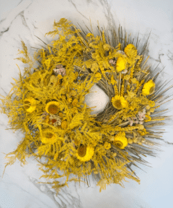 Handgefertigter Trockenblumenkranz in Gelbtönen aus dem 1st Blossom Studio.