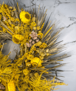 Handgefertigter Trockenblumenkranz in Gelbtönen aus dem 1st Blossom Studio.