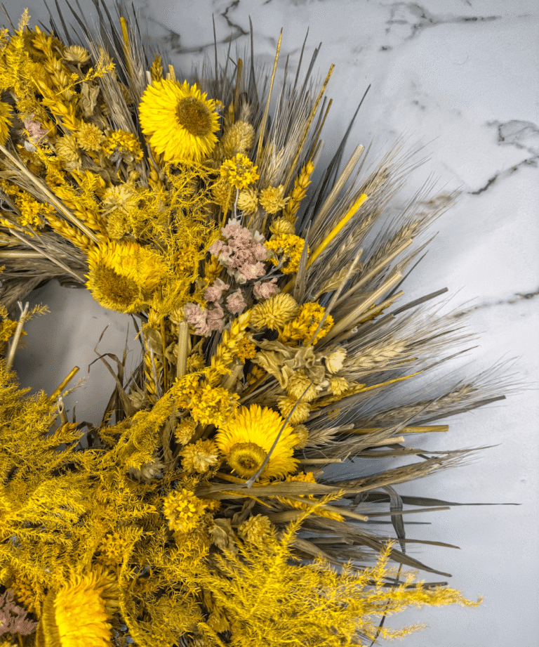 Handgefertigter Trockenblumenkranz in Gelbtönen aus dem 1st Blossom Studio.