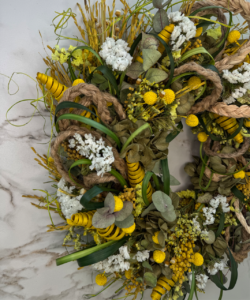 Trockenblumenkranz in Grün- und Gelbtönen