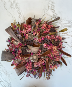 Grosser Trockenblumenkranz im rustikalen Stil.