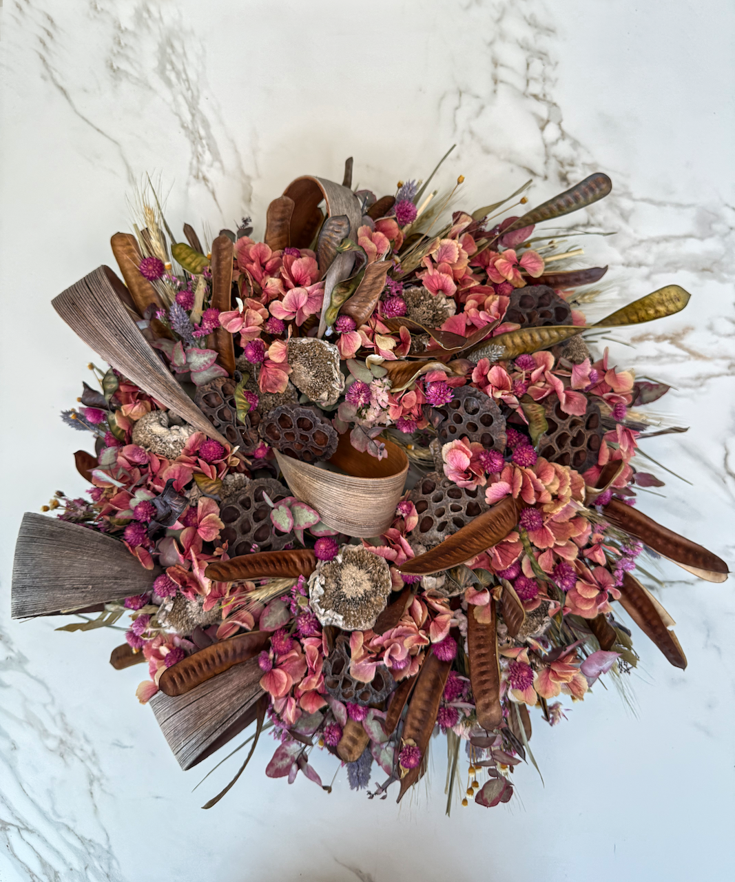 Grosser Trockenblumenkranz im rustikalen Stil.